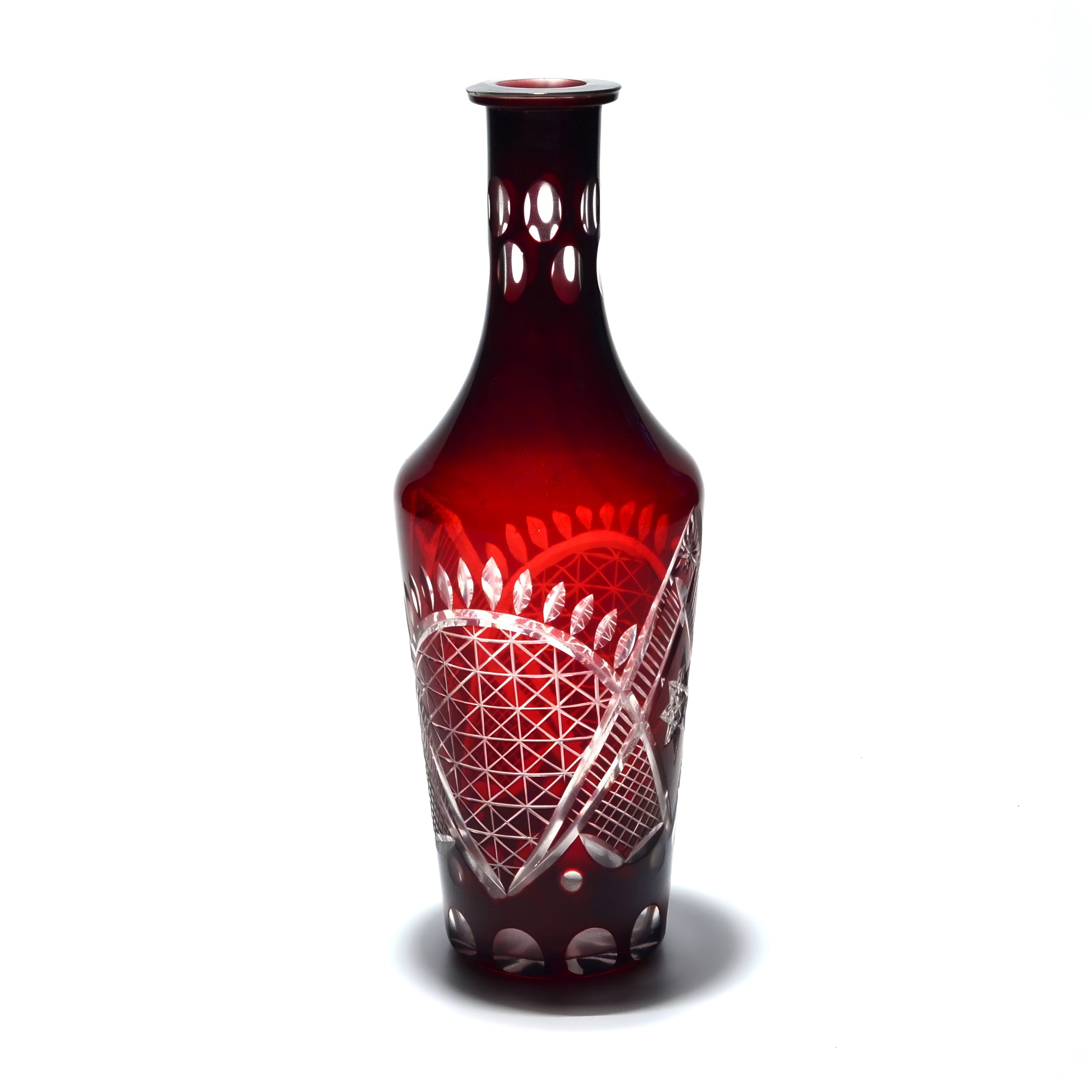 Böhmische Rote Kristallvase, Vintage Handgeschliffenes Glas, Elegantes Dekoratives Stück, MCM Sammlerstück Als Mittelpunkt Für Zuhause Oder Büro